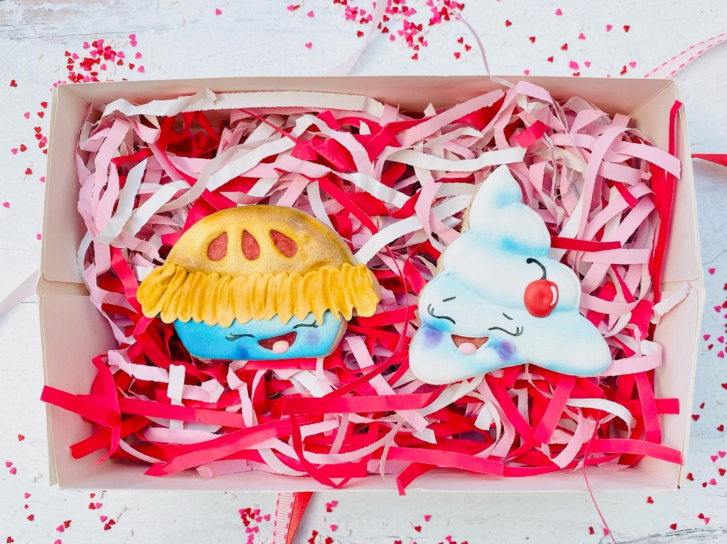 valentine-set-pie-whipped-cream-dessert