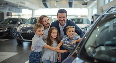 Glückliche Familie kauft Auto