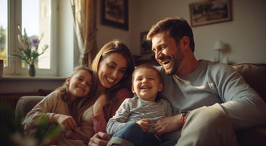 Glückliche Familie im eigenen Haus