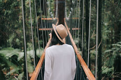 Frau auf der Brücke