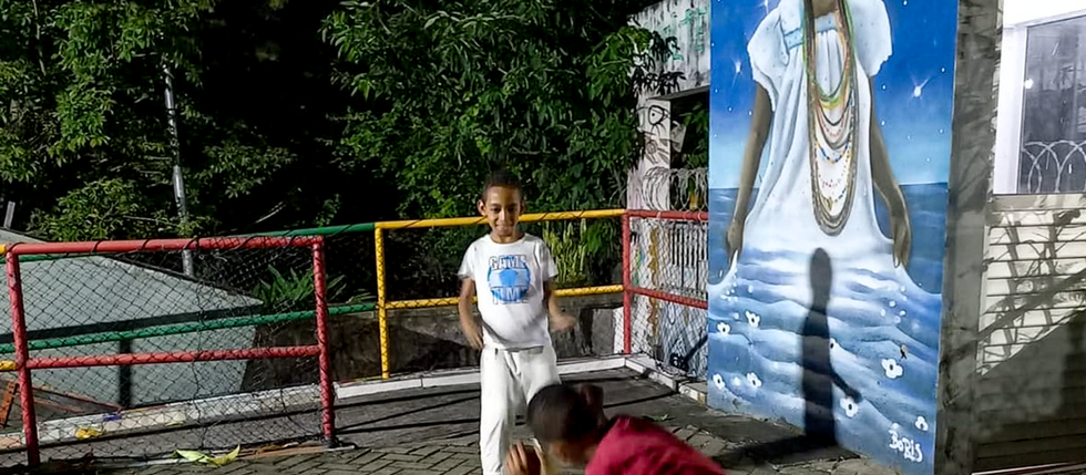 A capoeira é mais que movimento, jogo e música. Ela é memória viva da resistência negra, forjada no corpo e na ancestralidade. É também denúncia, espiritualidade, linguagem de liberdade.