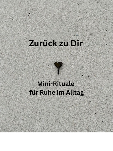 Sand mit einem Herz aus Algen in der Mitte