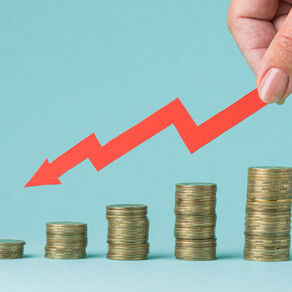 Ilustrasi penghematan anggaran dengan tumpukan koin bertingkat dan panah pertumbuhan, menggambarkan hasil strategi cloud cost optimization.