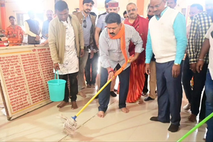 हनुमान मंदिर में प्रदेश के गृहमंत्री विजय शर्मा ने लगाया पोछा...