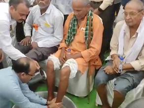 सेवा संकल्प: लोरमी में डिप्टी सीएम अरुण साव ने पेंशनधारियों के पैर पखारकर लिया आशीर्वाद, दिखा भावुक पल...