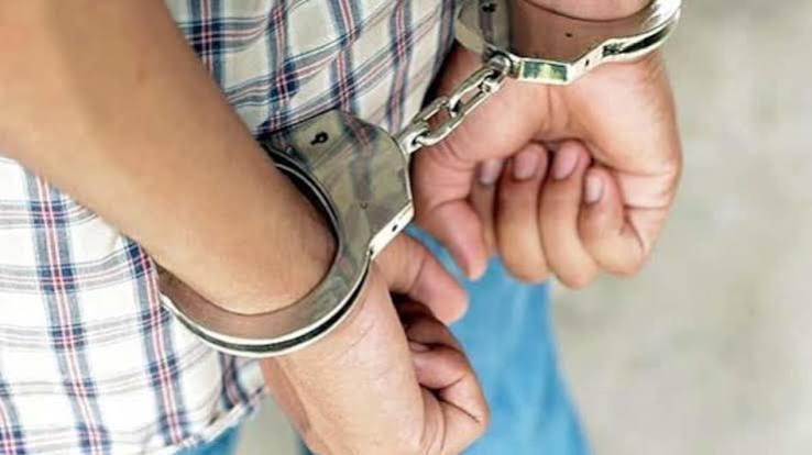 जशपुर में फिल्मी स्टाइल में फरार हुआ शातिर आरोपी: पुलिसकर्मियों को दांत से काटा....