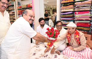 पंडरी टेक्सटाइल मार्केट में ‘आनंदम’ नवीन प्रतिष्ठान का शुभारंभ, विधायक पुरन्दर मिश्रा ने दी शुभकामनाएं.....