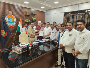 आरंग विधायक एवं सतनामी समाज के धर्मगुरु गुरु खुशवंत साहेब पर हुए हमले की जांच व सुरक्षा की मांग को लेकर पुलिस महानिदेशक को सौंपा गया ज्ञापन....