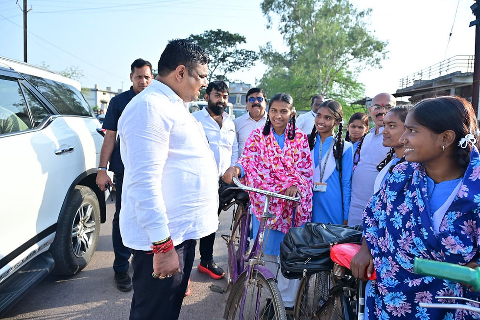 शिक्षा मंत्री गजेन्द्र यादव स्कूल से घर लौट रहे स्कूली बच्चों के बीच पहुंचकर सहज संवाद में जानी पढ़ाई और स्कूल की जरूरतें...