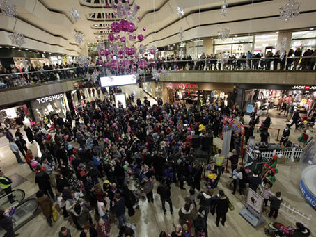 QUEENSGATE LIGHTS UP TONIGHT WITH PEPPA PIG!