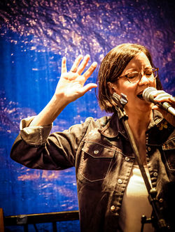 Kristi singing