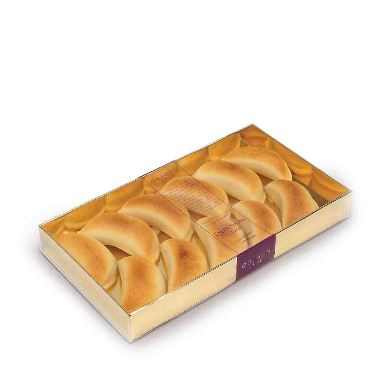 Mazapán en forma de empanada rellena de yema confitada en badeja oro.