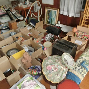 旭川で遺品整理を行う便利屋みどり｜仕分け前の室内の様子と不用品の整理作業