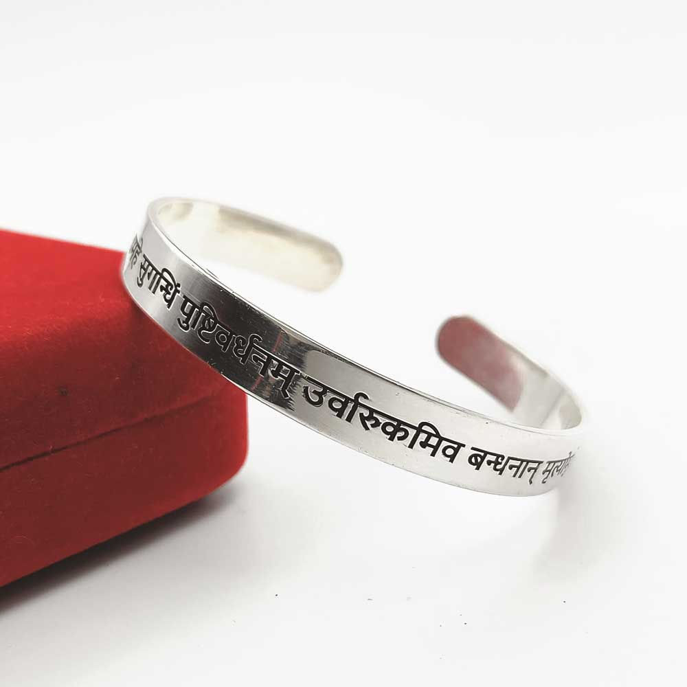 Round Corner with Maha Mrityunjaya Adjustable kada for men