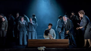 Yewon Han (Ophelie) Gregory Feldmann (Hamlet) Richard Woodall (Polonius) Allison Cook (Gertrude) and chorus in Hamlet at Buxton International Festival Credit Genevieve Girling 