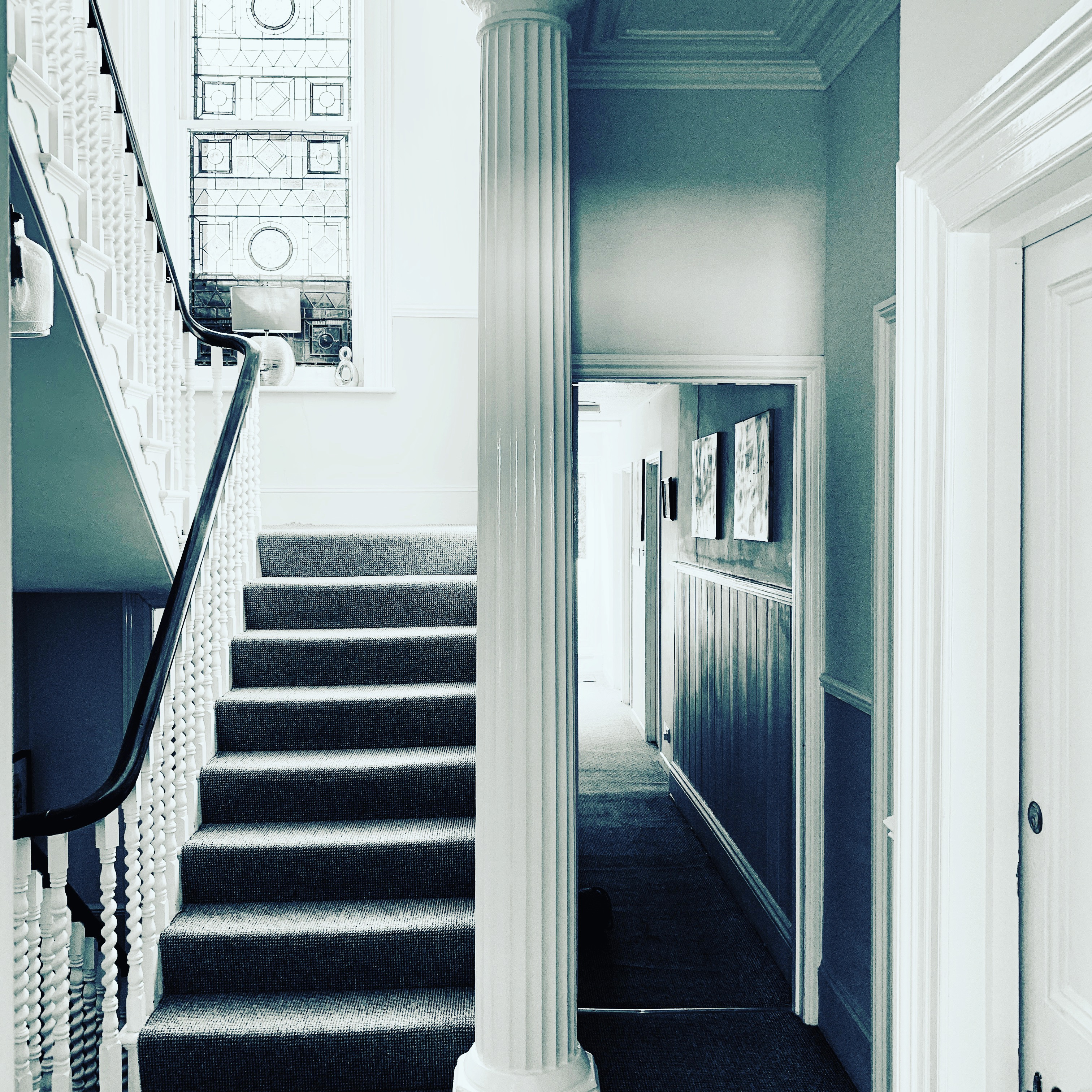 Discreet Grandeur
