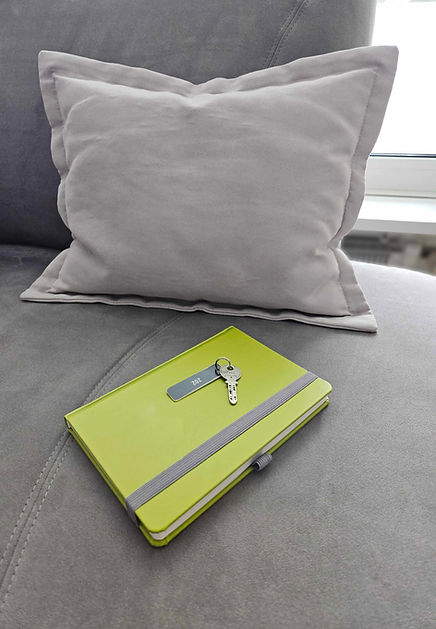 Workation Studio Jenatsch - Sofa im Studio mit Notizbuch