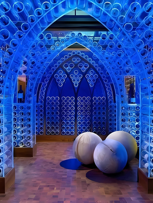 לוחות הפרספקס היצוקים משתלבים במגוון תחומים – מעיצוב מוצרים ותצוגות מרשימות, דרך ריהוט וכיסויים פונקציונליים, ועד לחיפוי קירות פנים להגנה ובידוד אקוסטי. בנוסף, הם מהווים פתרון אידיאלי למחיצות מגן, שילוט ופרסום, בזכות השילוב המנצח של עמידות, שקיפות ואסתטיקה.