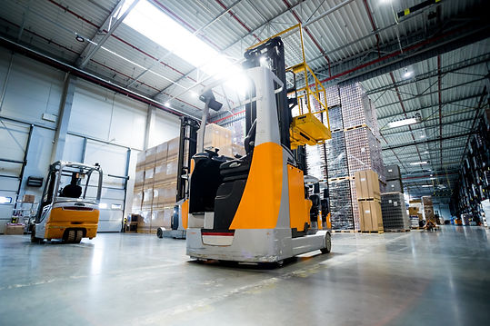 forklift-in-huge-warehouse-2026-01-05-23-14-17-utc.jpg