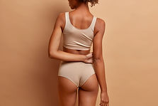 la-vista-posteriore-di-una-donna-magra-dalla-pelle-scura-con-glutei-perfetti-indossa-top-e
