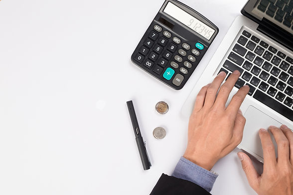 imprenditore-premuroso-seduto-con-computer-portatile-aperto-a-guardare-e-preoccupato-mentr