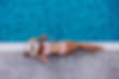 vista-superiore-della-donna-sottile-forma-bikini-sul-bordo-della-piscina-godendo-le-vacanz