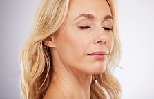 cura-della-pelle-di-bellezza-e-viso-di-una-donna-studio-per-cosmetici-e-dermatologia-anti-