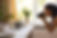donna-che-scatta-foto-di-stoviglie-in-ceramica.jpeg