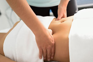 mani-che-massaggiano-addome-femminile-terapeuta-che-applica-pressione-sulla-pancia.jpg