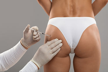 cura-anticellulite-giovane-donna-biancheria-intima-con-trattamento-di-lipolisi-al-salone-d