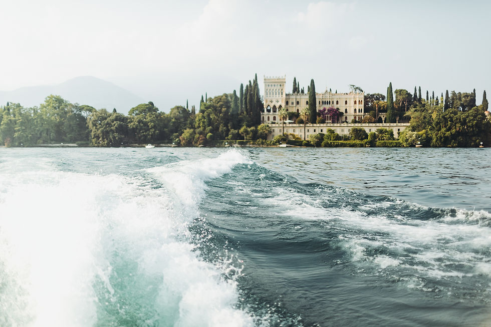 Private wooden boat experience on Lake Como