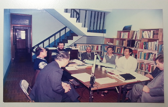 1990年前後,聯合聖經公會與客語聖經翻譯團隊在銅鑼長老教會開會。左起,聯合聖經公會(亞太區)總幹事金牧師、邱國雄、麥煜道、廖德添、曾政忠、曾昌發、駱維仁、歐可定。(圖_曾昌發.p