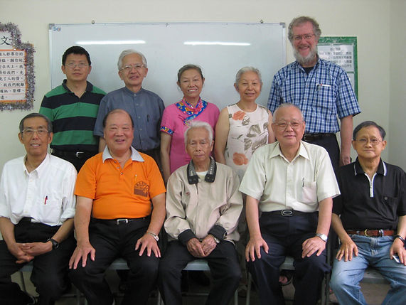 客語聖經翻譯委員2010年攝於中壢長老教會。(圖_台灣聖經公會提供)前排右起:邱善雄、彭德貴、廖德添、趙萬昌、徐聖峰。後排右起:麥煜道、葉美智、葉美惠、曾政忠、何碧安 (1).JP