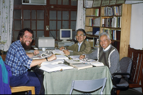 1994 年在新竹聖經學院審議客語《箴言》 (圖_古儀瑩提供)。左-麥煜道牧師_右-廖德添長老、曾政忠牧師，判斷當時拍照者為曾昌發牧師。.png