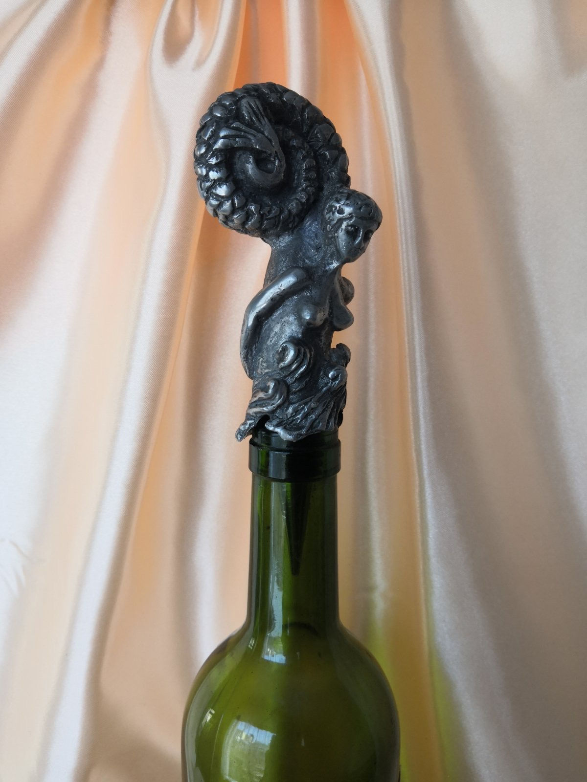 Уникална тапа за вино от най-новите ми творби, свързани с виното, любовта и насладата от консумирането му.