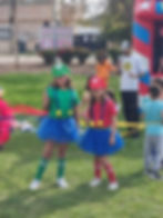 ילדות מחופשות למריו ולואיג'י בהפעלת יום הולדת