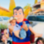 הפעלת יום הולדת: מפעיל סופרמן מחזיק ילדה בחגיגה