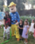הפעלה ליום הולדת: ילדים עם דמות בתחפושת כבאי סם