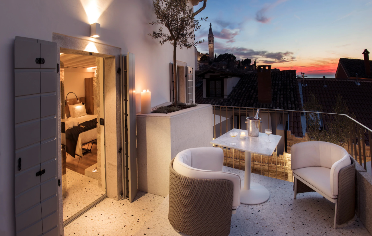 Top 15 unique hotels selected for Skyscanner FR