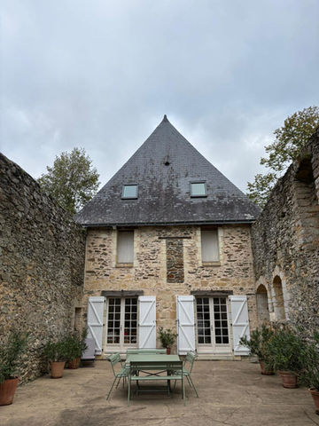 Maison avec les fenêtres de toit fini