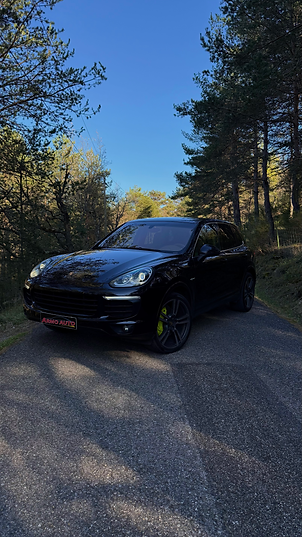 SUV noir photographié en extérieur sur route forestière, véhicule proposé à la vente par Armo Auto