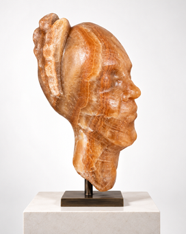 Ambrosía, escultura en piedra caramelo, colección iO, 2023. Ambrosía · Vista 1