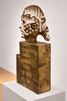 Gold Head, vista 1. Escultura de Marcos Torandell, colección Sin prejuicios, 2025.