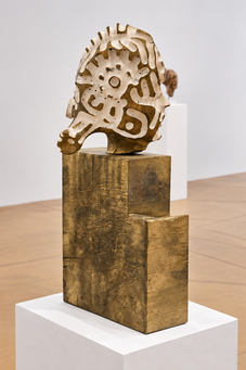 Gold Head, vista 3. Escultura de Marcos Torandell, colección Sin prejuicios, 2025.