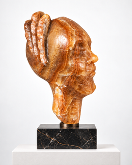 Ambrosía, escultura en piedra caramelo, colección iO, 2023. Ambrosía · Vista 2