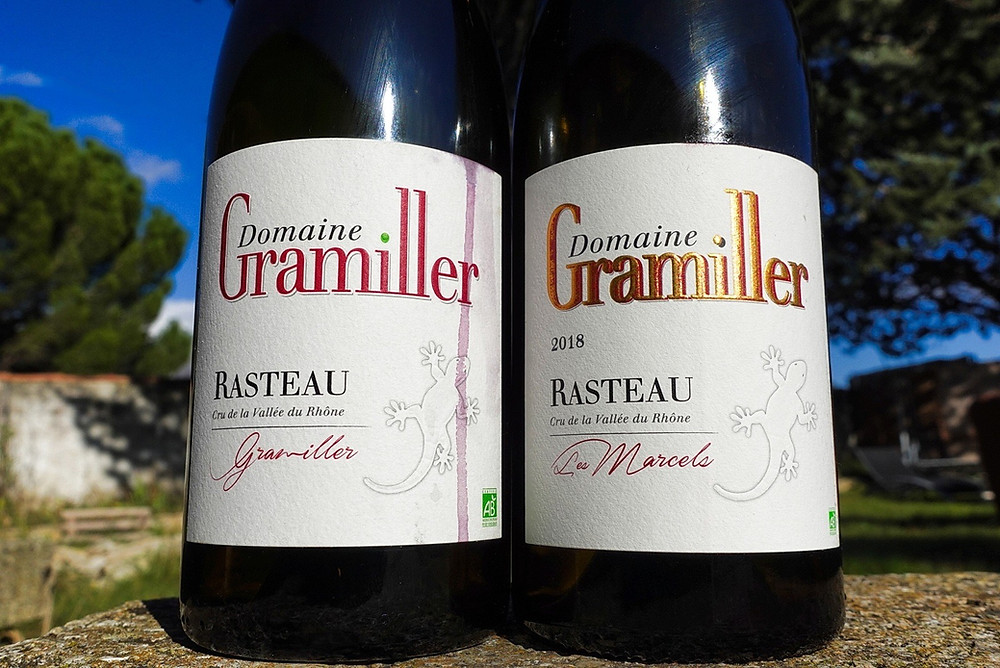 On voit les deux Rasteau du domaine Gramiller : "Les Marcels" et "Gramiller". Elle sont sur une table en pierre