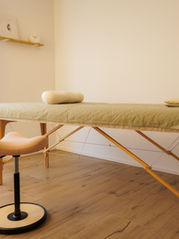 Praxis Aurea Monika König in wohliger Umgebung und warmer Einrichtung