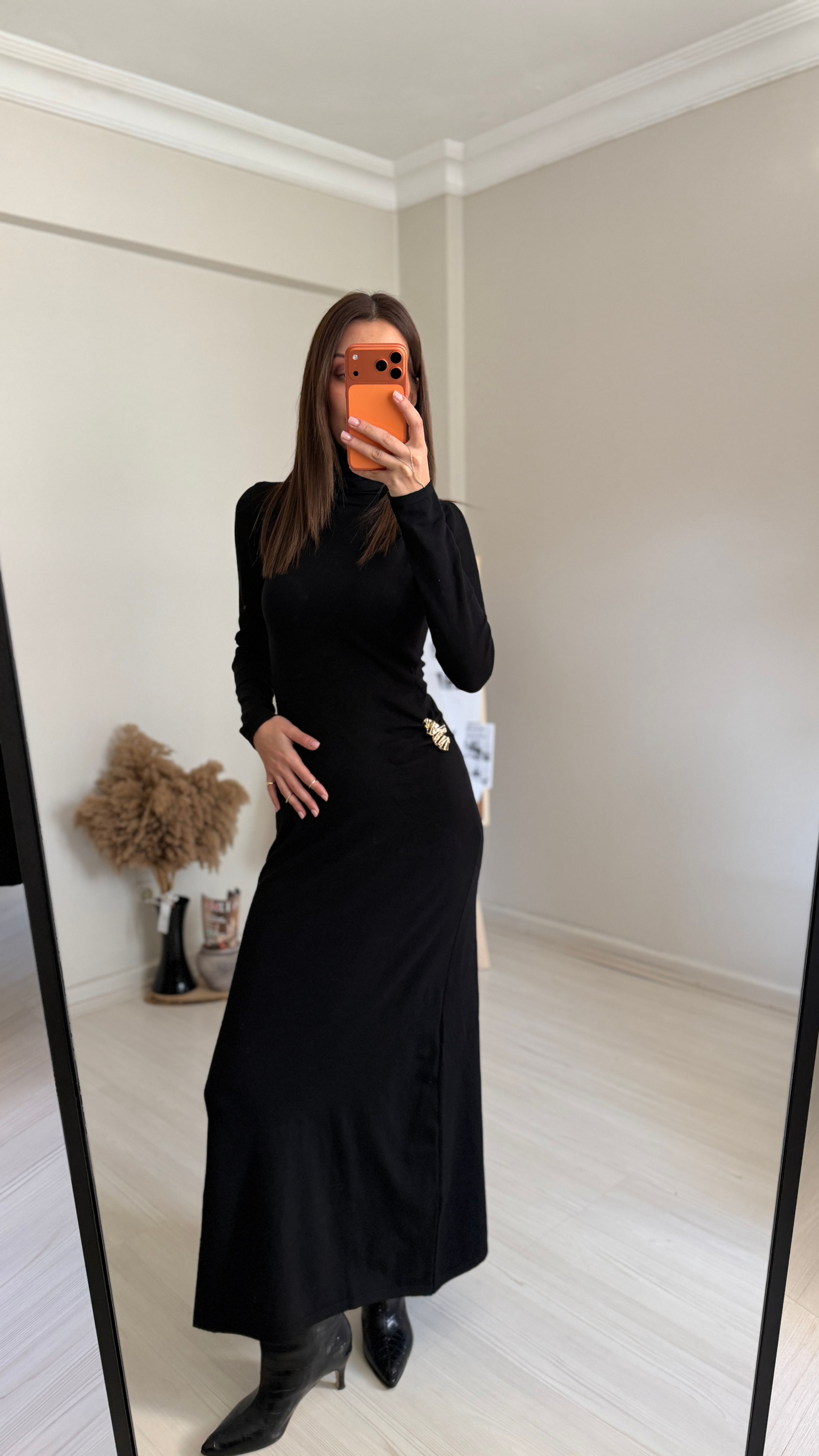 Siyah Broş Detaylı Triko Elbise