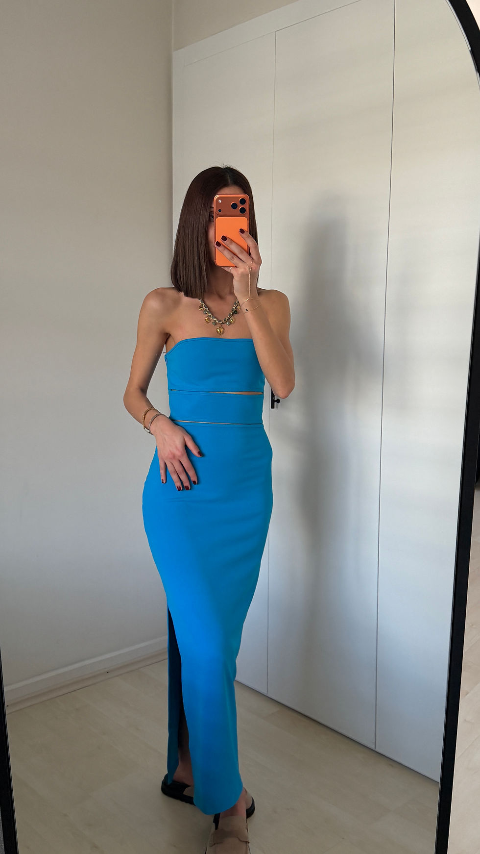 Küçük resim: STRAPLEZ KESİK DETAYLI MİDİ ELBİSE