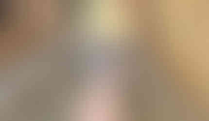 Valise enchantée devant l'entrée de l’Eurêkafé à Toulouse, symbolisant l'ouverture d'un atelier de la Fresque de la Performance Collective.